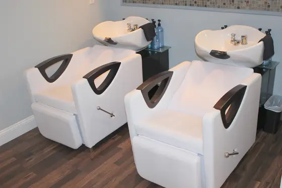 Mirrored styling station with chairs