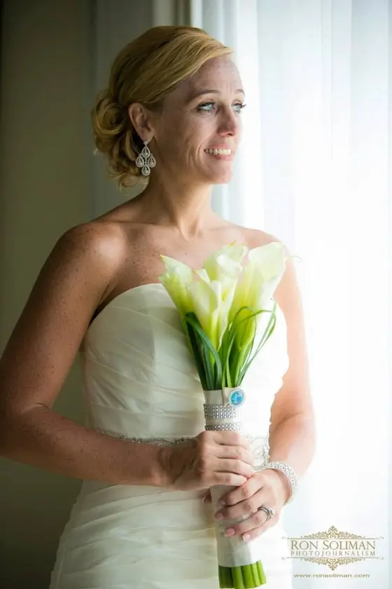 Bride holding a calla lily bouquet